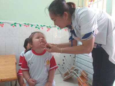 Trường mầm non Sơn Ca kết hợp với trạm y tế thị trấn Dầu tiếng cho trẻ uống vitamin A và tẩy giun cho trẻ từ 24 tháng - 60 tháng tuổi